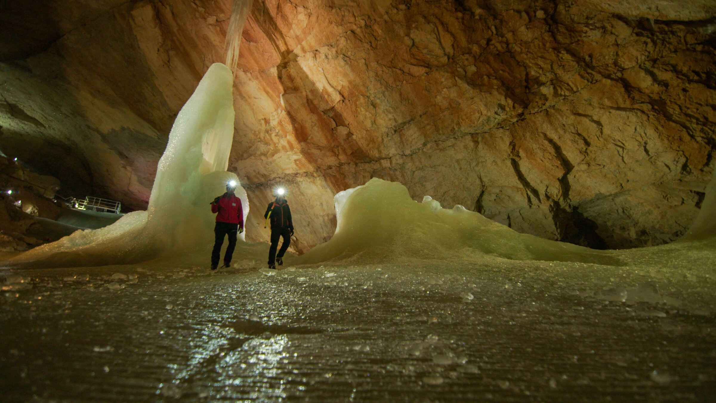 "Österreichs Erbe für die Welt - Meisterwerke, Urwälder und Prachtbauten (1)": Arbeiter in der Rieseneishöhle - Dachstein.