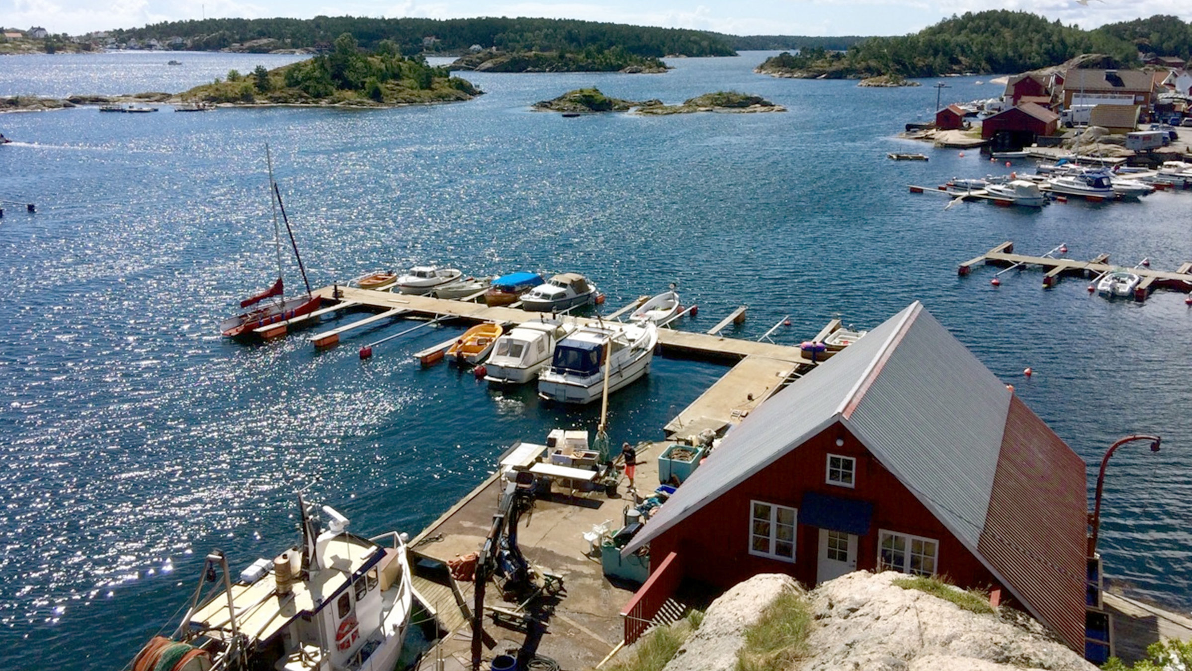 "mare tv: Norwegens Sonnenküste": Südnorwegen ist der Inbegriff von Gemütlichkeit. Der Schärengarten schützt die Küste vor der rauhen Nordsee. Verschlungene Fahrwassser führen durch die sonnige Inselwelt.