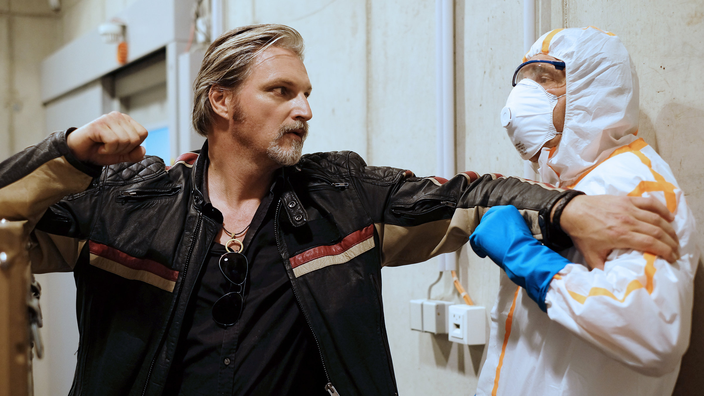 "SOKO Wien - Dicke Luft": Major Carl Ribarski (Stefan Jürgens) im Kampf mit Dr. Nerdai (Max Hopp). Dr. Nerdai hat einen Schutzanzug mit Maske an.