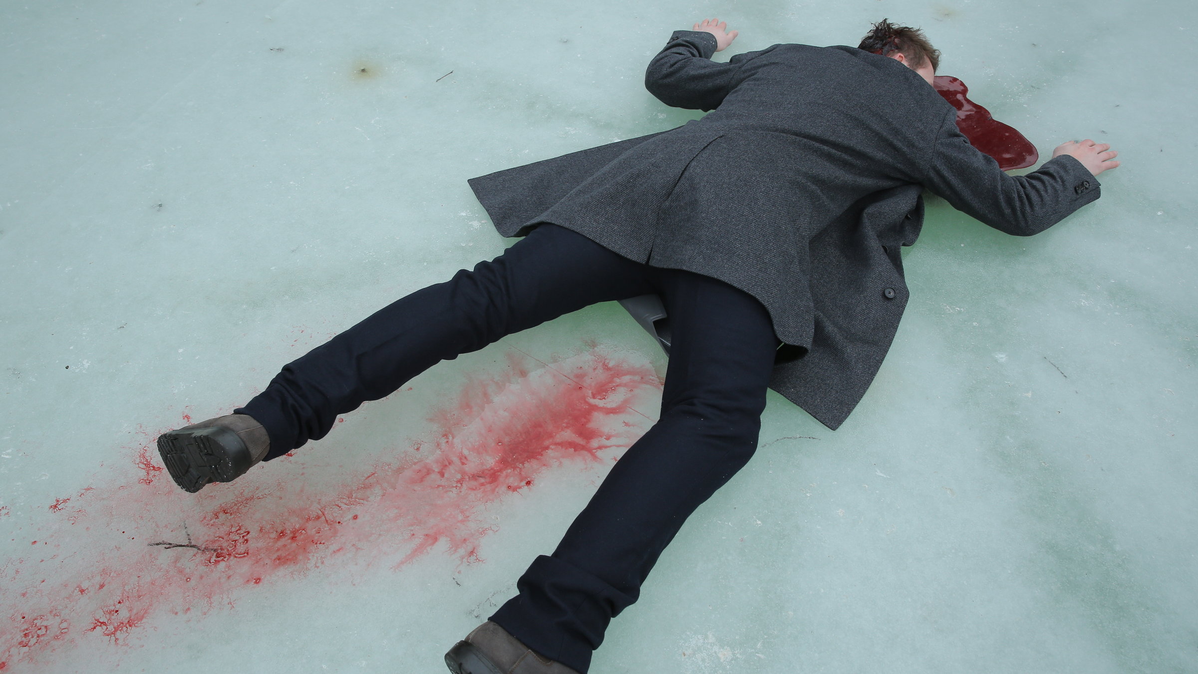 "Landkrimi - Der Tote am Teich": Ein Toter liegt bäuchlings auf einem zugefrorenen Teich in seiner Blutpfütze. Es ist eine Blutspur zu sehen.