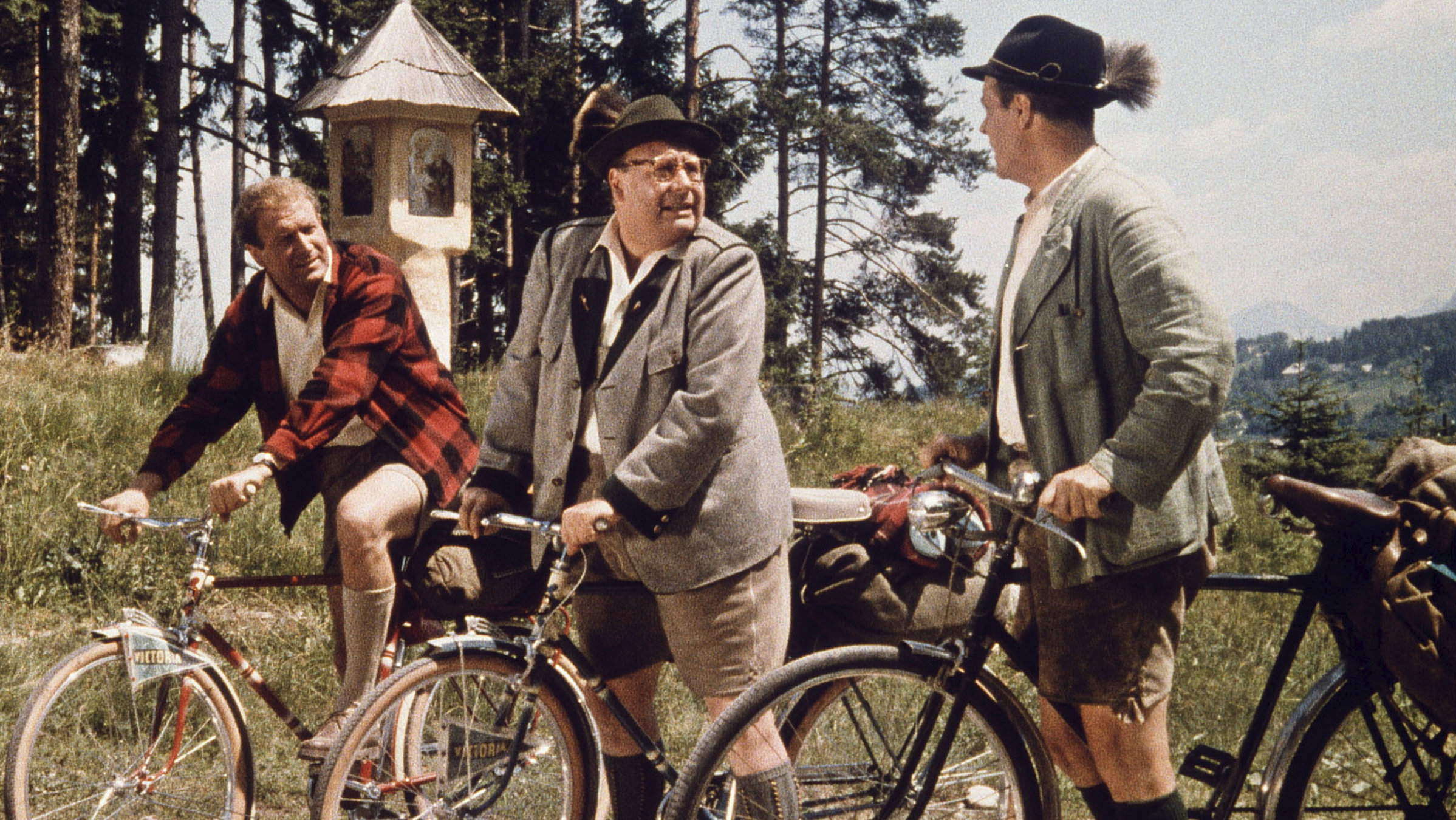 "Immer die Radfahrer" - Kräftig in die Pedale treten: Die drei ehemaligen Schulkameraden Fritz Eilers (Heinz Erhardt, Mitte), Ulrich Salandt (Hans-Joachim Kulemkampff, l.) und Johannes Büttner (Wolf Albach-Retty).