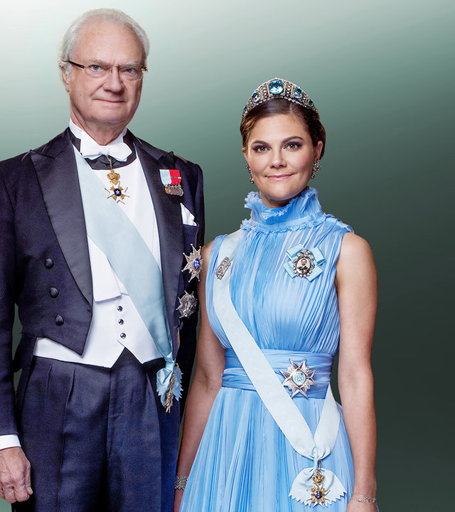„ZDFroyal: Mein Vater, der König - Carl Gustaf und Victoria von Schweden“: König Carl Gustaf von Schweden steht neben seiner Tochter Victoria.
