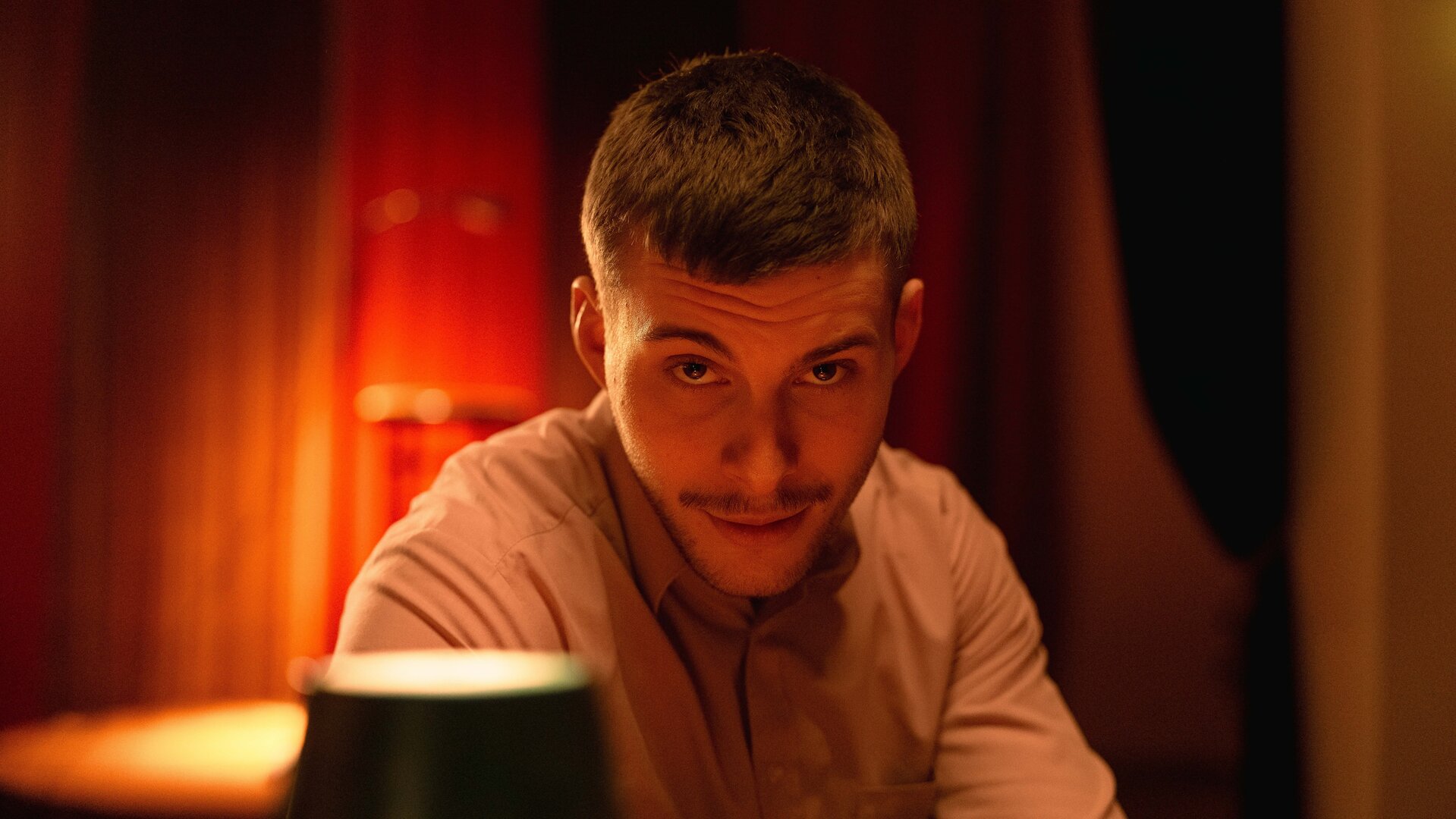 "Schlechte Menschen - Der Schönling": Lukas Jokkebrok (Ben Felipe) sieht verführerisch in die Kamera.