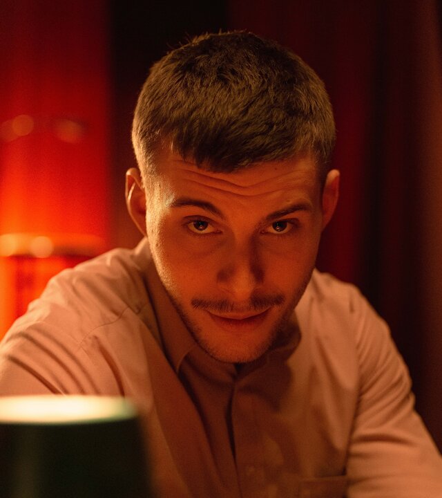 "Schlechte Menschen - Der Schönling": Lukas Jokkebrok (Ben Felipe) sieht verführerisch in die Kamera.