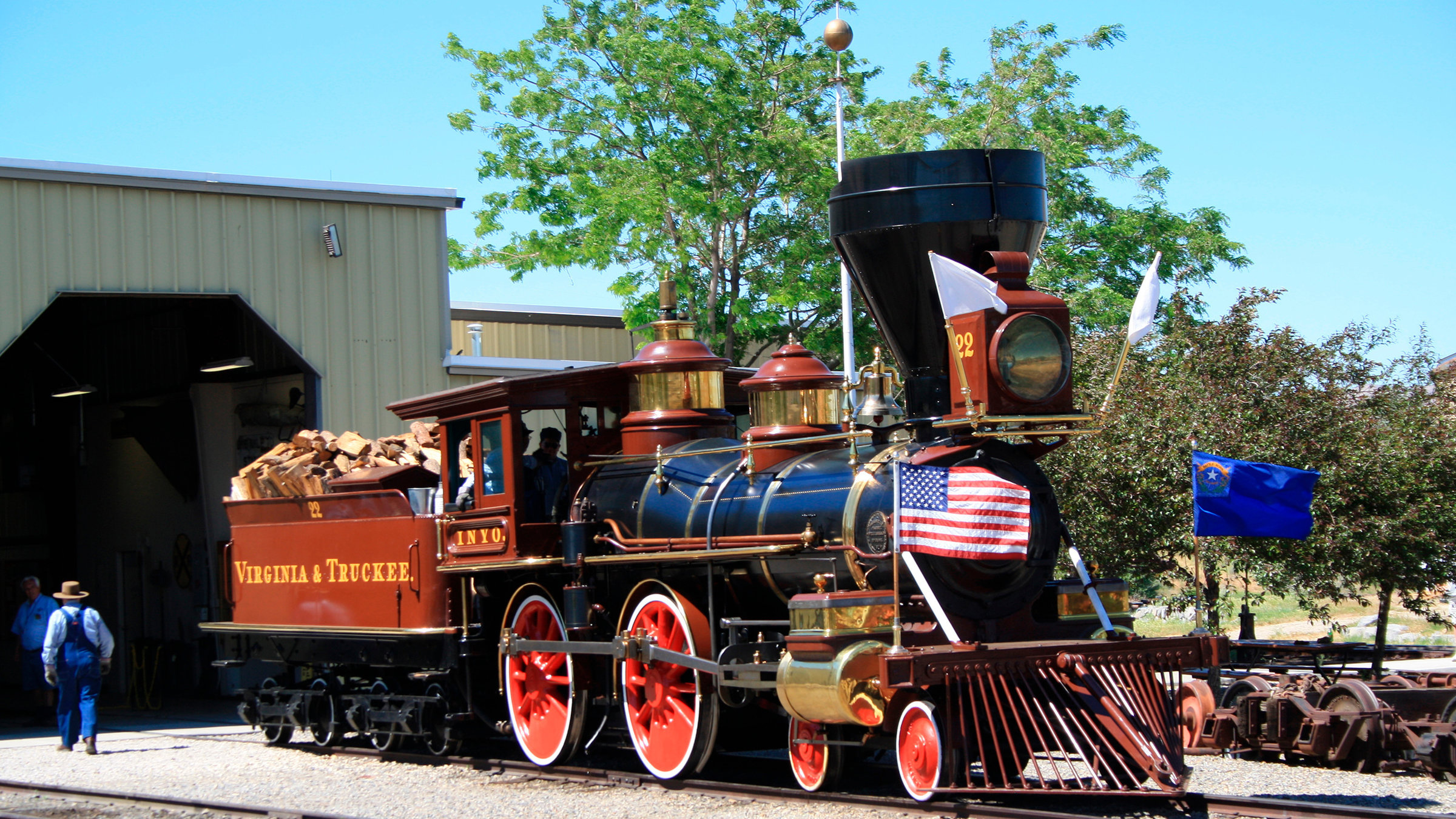 "Dampfwolken im Bonanza Land": Die Minen waren wirkliche Goldgruben und die Bahn warf ordentliche Gewinne ab, so dass man sich so prachtvolle Loks wie die Inyo leisten konnte. Dieses imposante Dampfross wurde 1875 von Baldwin an die Virginia & Truckee Railroad geliefert, 1910 erfolgte der Umbau von Holz- auf Ölfeuerung.