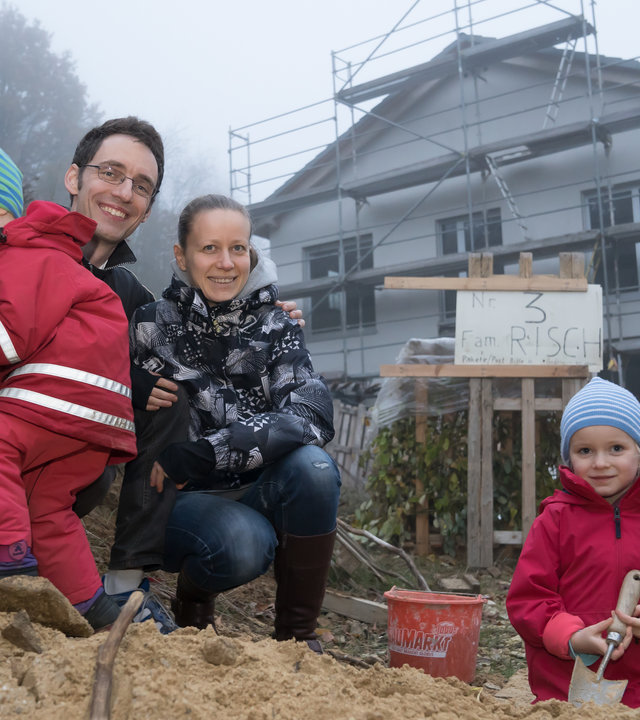 "37 °: Wagnis Hausbau": Vater Mirko und Mutter Marina mit zwei kleinen Kindern, links Fabian und rechts Elena, spielen im Sand vor einem Rohbau.