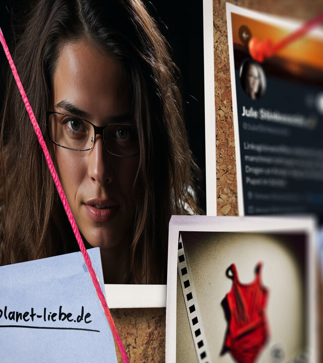 "WTF is Jule?! - Zerstörtes Vertrauen": Auf einer Pinnwand aus Kork sind Bilder und Textausschnitte zu Jule mit roten Fäden verbunden.