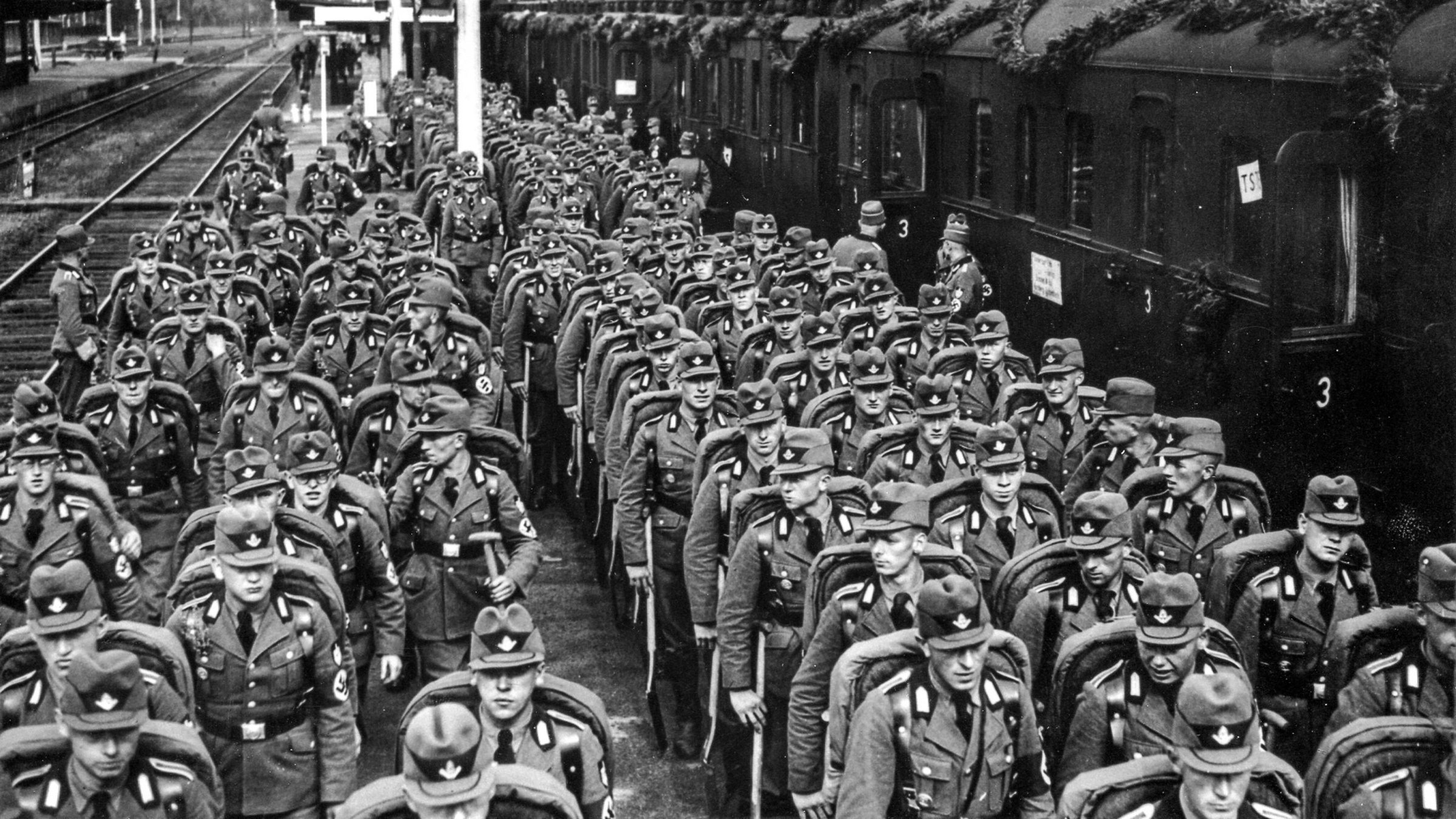 "Österreich I - Verlockung und Gewalt": Arbeitsmänner aus Österreich nach langer Bahnfahrt.