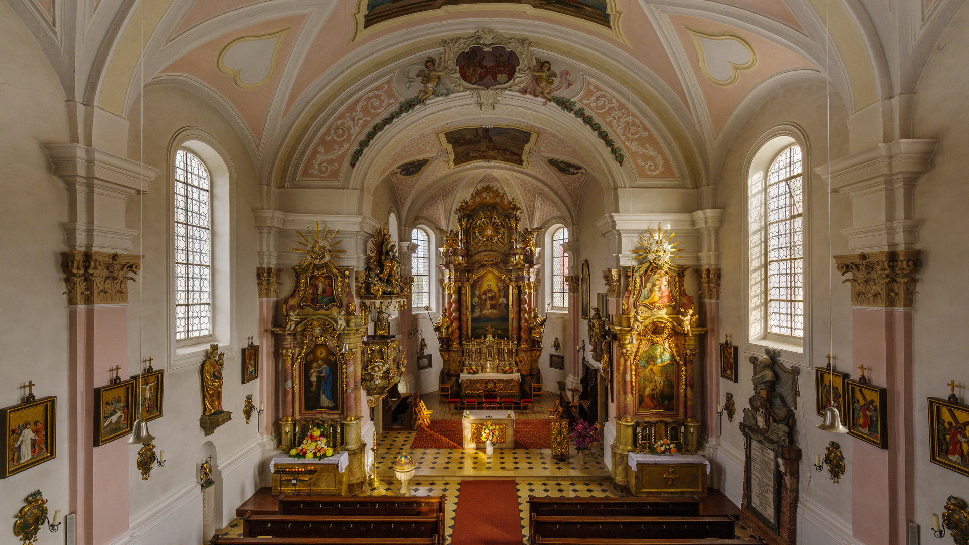 "Katholischer Gottesdienst: Freude. Jetzt. Wirklich? - Aus der Kirche Sankt Laurentius in Alteglofsheim": Blick ins Innere der Kirche Sankt Laurentius in Alteglofsheim und auf ihren barocken Altar.
