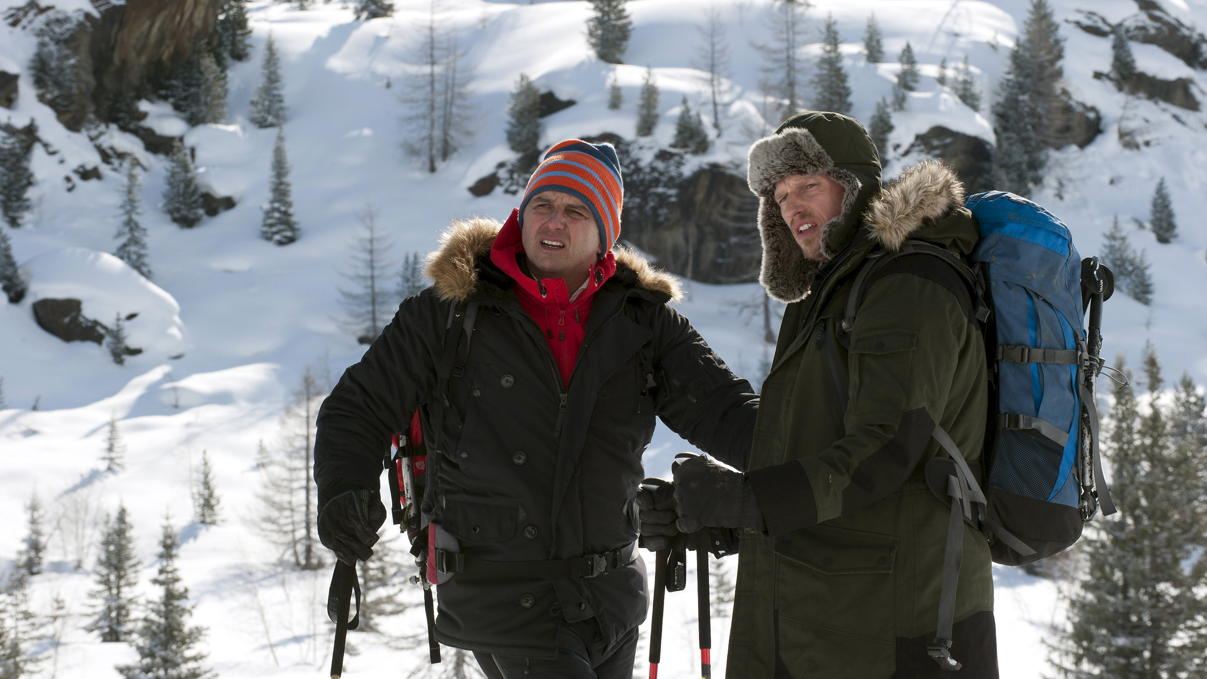 "Der Bergdoktor - Virus": Martin (Hans Sigl) und Andreas (Martin Gruber) stehen auf Skiern und mit Rucksäcken bepackt, an einem verschneiten Abhang.