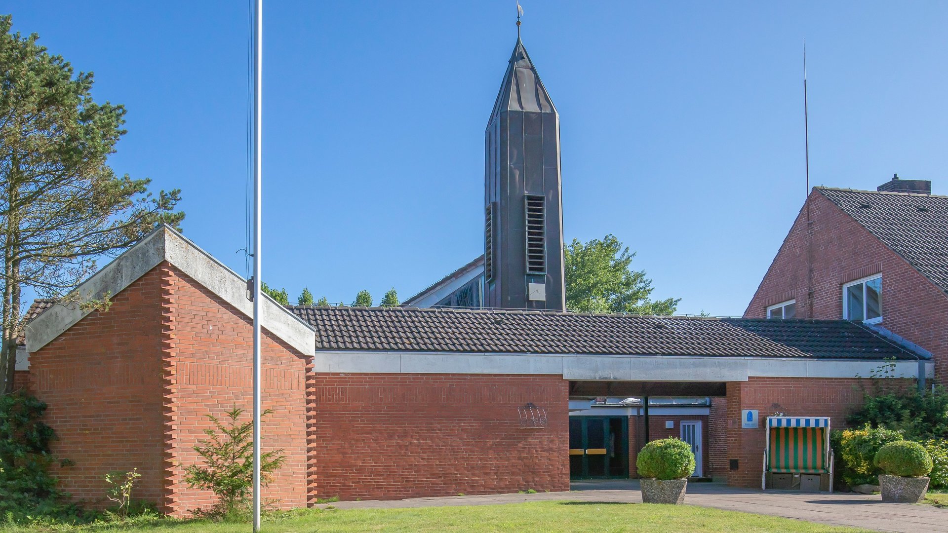 "Katholischer Pfingstgottesdienst - Feuer und Liebe": Blick von Außen auf die Kirche Sankt Ulrich in St. Peter Ording.