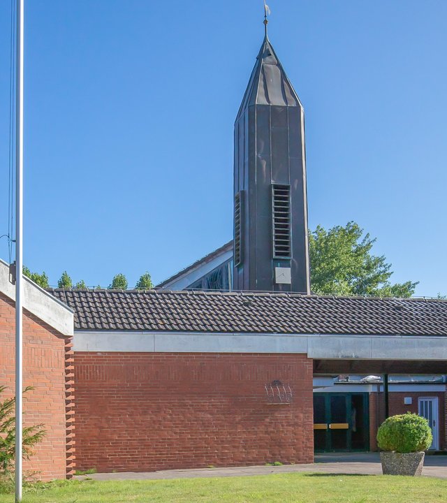 "Katholischer Pfingstgottesdienst - Feuer und Liebe": Blick von Außen auf die Kirche Sankt Ulrich in St. Peter Ording.
