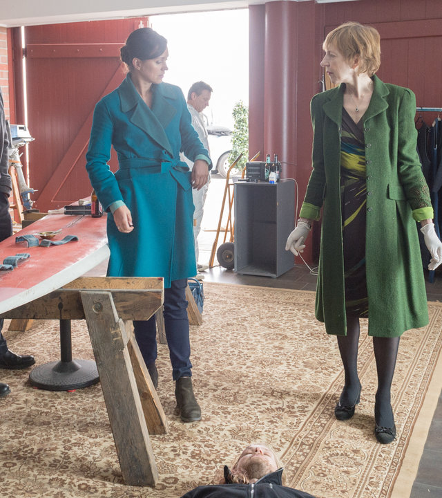 „SOKO Wismar – Der schöne Finn“: Helene Sturbeck (Katharina Blaschke) zeigt ihren Kollegen Karoline Joost (Nike Fuhrmann) und Lars Pöhlmann (Dominic Boeer) den toten Surflehrer Finn Hoffmann (Philipp Czech), der tot in seiner Surfschule liegt.