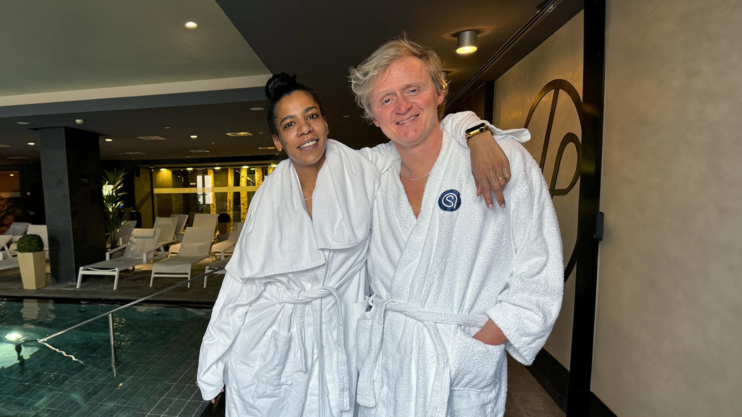 "Kurzstrecke mit Pierre M. Krause - Jasmina Kuhnke hat viel Scheiße gesehen": Jasmina Kuhnke hat neue Brüste! Und dieser Beschreibungstext jetzt eure Aufmerksamkeit. Wobei wir natürlich wissen, dass ihr anders als Pierre M. Krause nicht so unhöflich wärt, das zu ignorieren. Selbst seine Face-ID erkennt ihn nicht wieder! Nur gut, dass sich Jasmina weder darüber noch über ihre Arbeit definiert. So wie Pierre M. Krause seinen Körper nicht mit Fitnessgeräten. Auf leisen (Plastik-)-Sohlen schleicht er an den Hanteln vorbei, direkt in den Spa(ß)-Bereich.