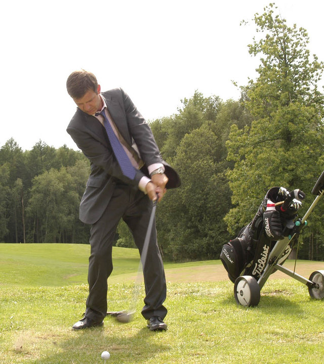 "Inspector Barnaby - Mord - Nur für Mitglieder": DS Ben Jones (Jason Hughes) beim Abschlag auf dem Golfplatz. DCI Tom Barnaby (John Nettles) steht daneben, vor ihm steht ein Golfbag.