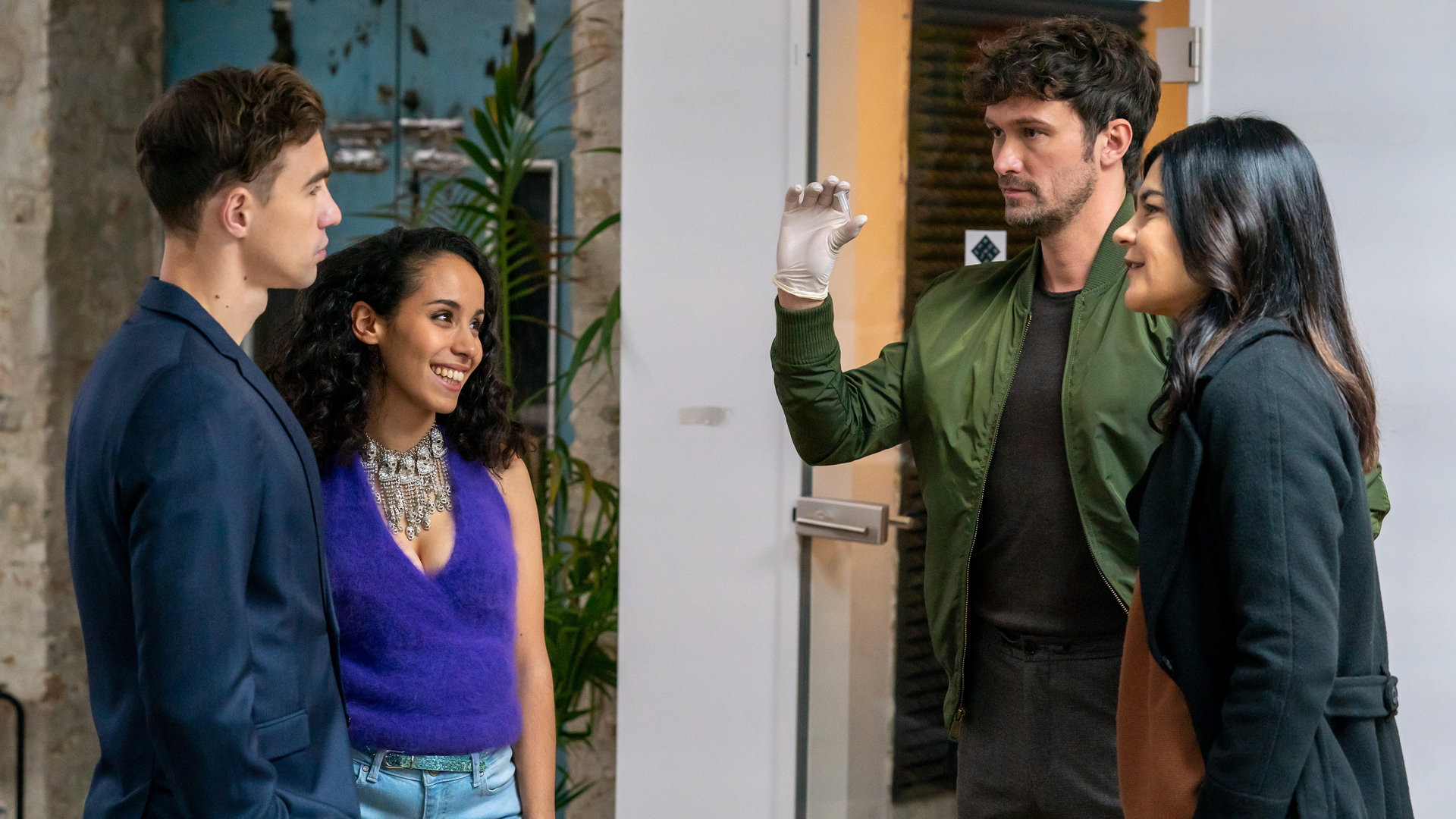 "Letzte Spur Berlin - Weißer Wahn": Alex (Aleksandar Radenković) und Mina (Jasmin Tabatabai) stehen im Büro von Zoe (Kristin Alia Hunold) und Yunis (Joachim Foerster) und schauen die beiden erwartungsvoll an. Alex hält Reste von Kokain in der Hand und zeigt es den beiden. Zoe lacht dabei. Yunis schaut regungslos auf das Päckchen Drogen.