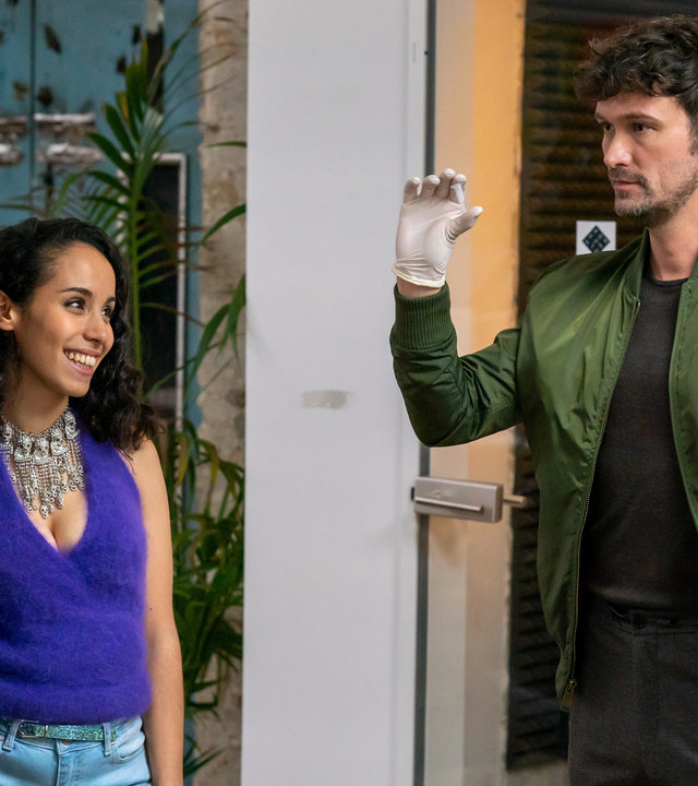 "Letzte Spur Berlin - Weißer Wahn": Alex (Aleksandar Radenković) und Mina (Jasmin Tabatabai) stehen im Büro von Zoe (Kristin Alia Hunold) und Yunis (Joachim Foerster) und schauen die beiden erwartungsvoll an. Alex hält Reste von Kokain in der Hand und zeigt es den beiden. Zoe lacht dabei. Yunis schaut regungslos auf das Päckchen Drogen.