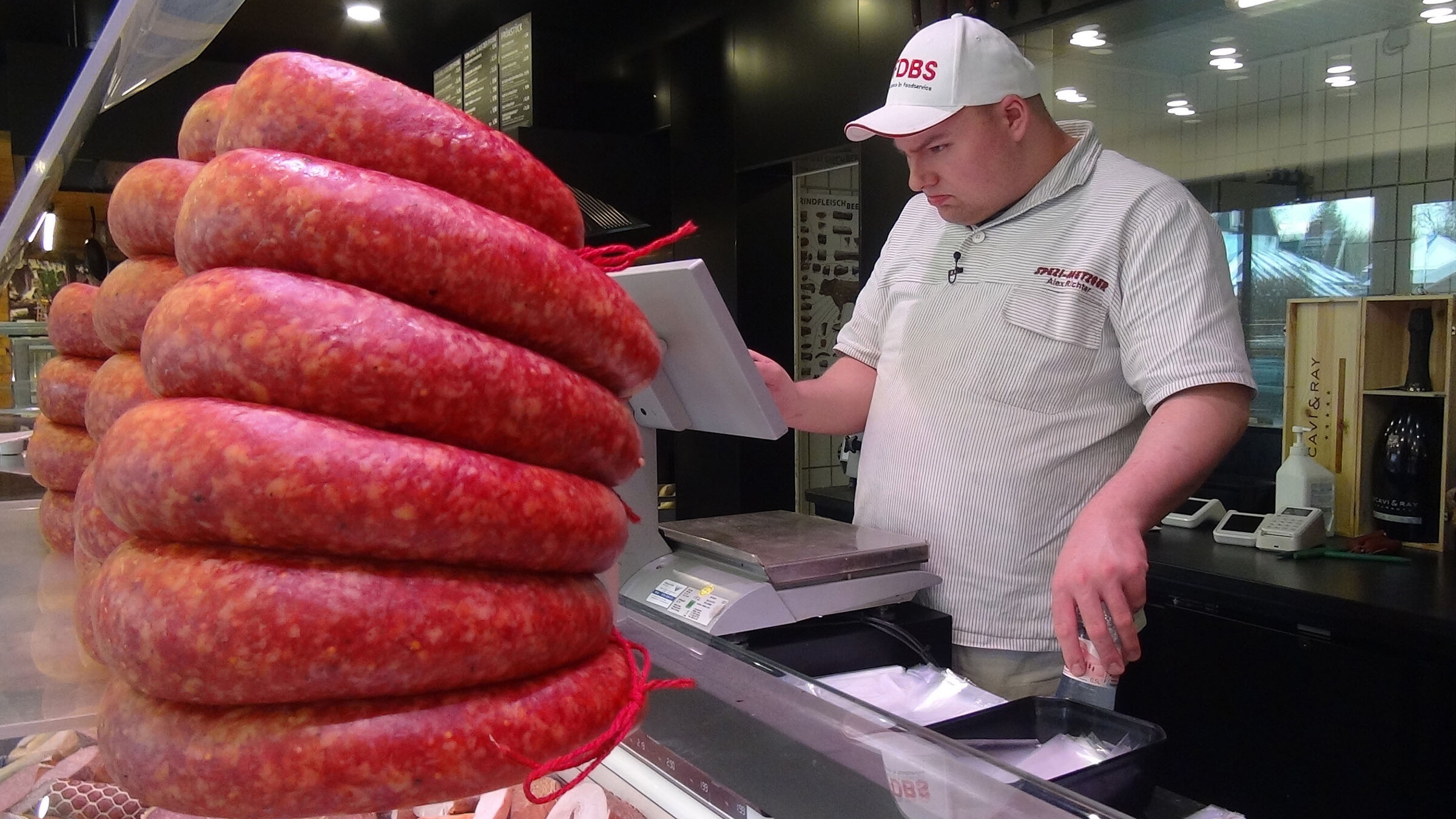 "Die Nordreportage: Der Dorfmetzger mit 250.000 Followern": Spezi-Metzger Alex Richter gibt die Preise für die Fleisch- und Wurstprodukte in die Waage ein.