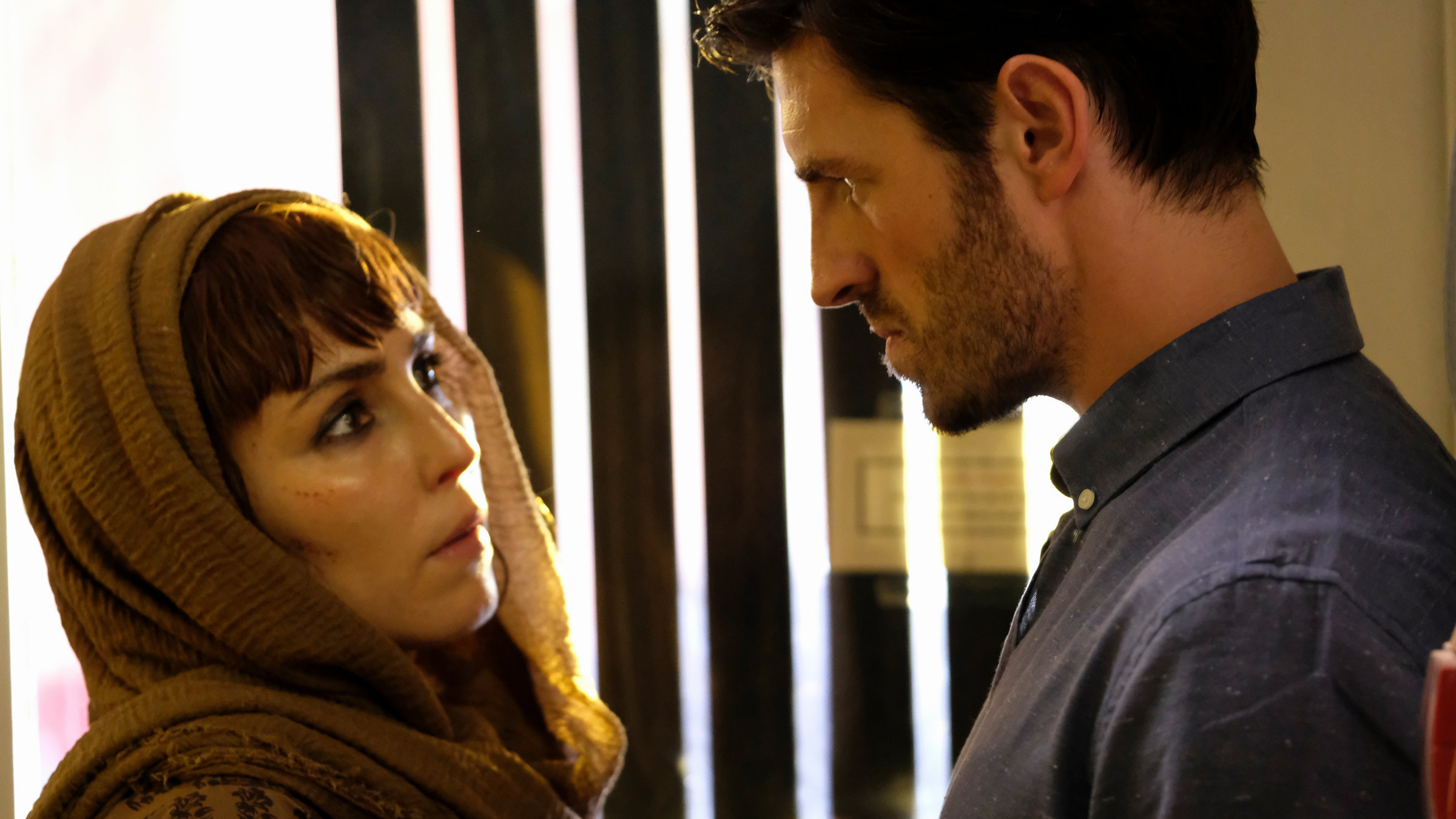 "Close - Dem Feind zu nah": Sam (Noomi Rapace) und Joe (Abdellatif Chaouqi) sehen sich an.