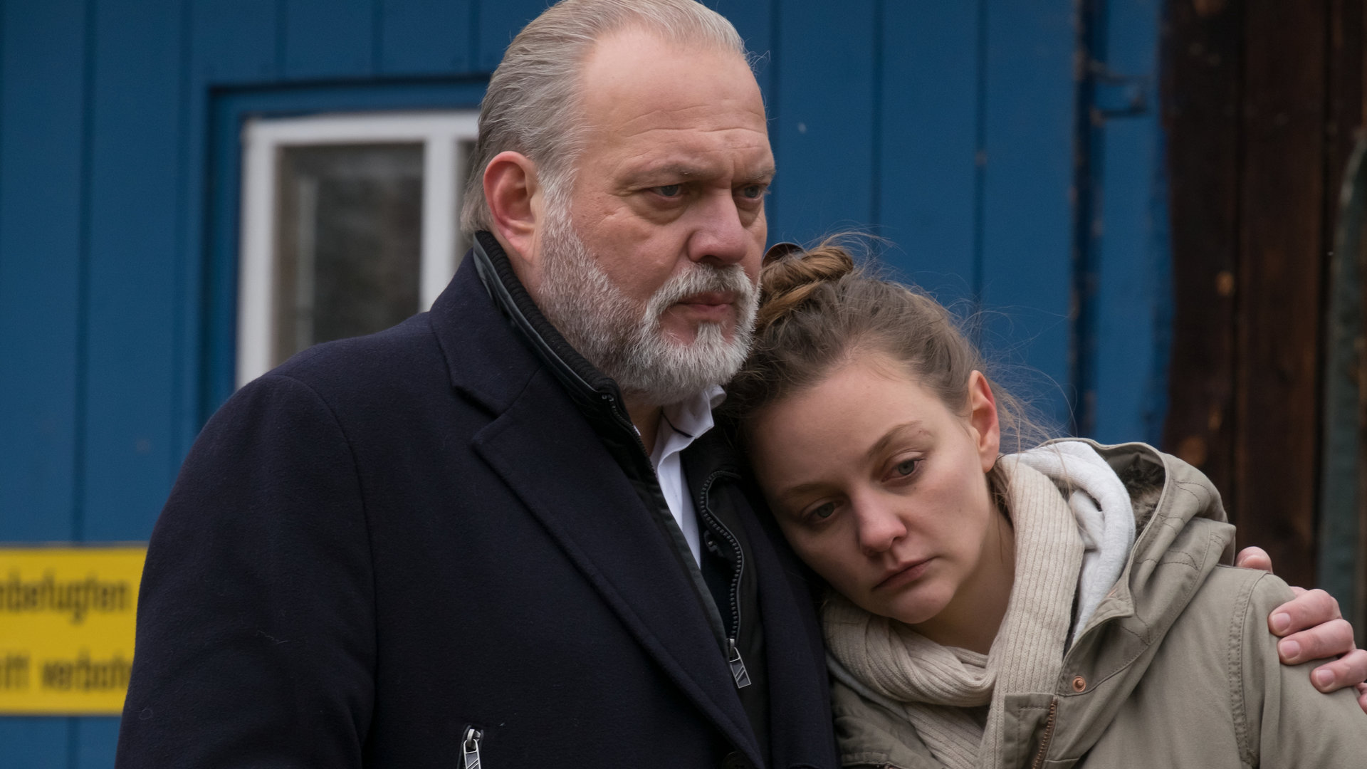 "Der Alte - Kalte Wasser": Hauptkommissar Richard Voss (Jan-Gregor Kremp) hält Charlotte Bichler (Mathilde Bundschuh) tröstend im Arm. Charlotte hat ihren Kopf auf seine Schulter gelegt.