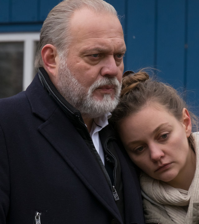 "Der Alte - Kalte Wasser": Hauptkommissar Richard Voss (Jan-Gregor Kremp) hält Charlotte Bichler (Mathilde Bundschuh) tröstend im Arm. Charlotte hat ihren Kopf auf seine Schulter gelegt.