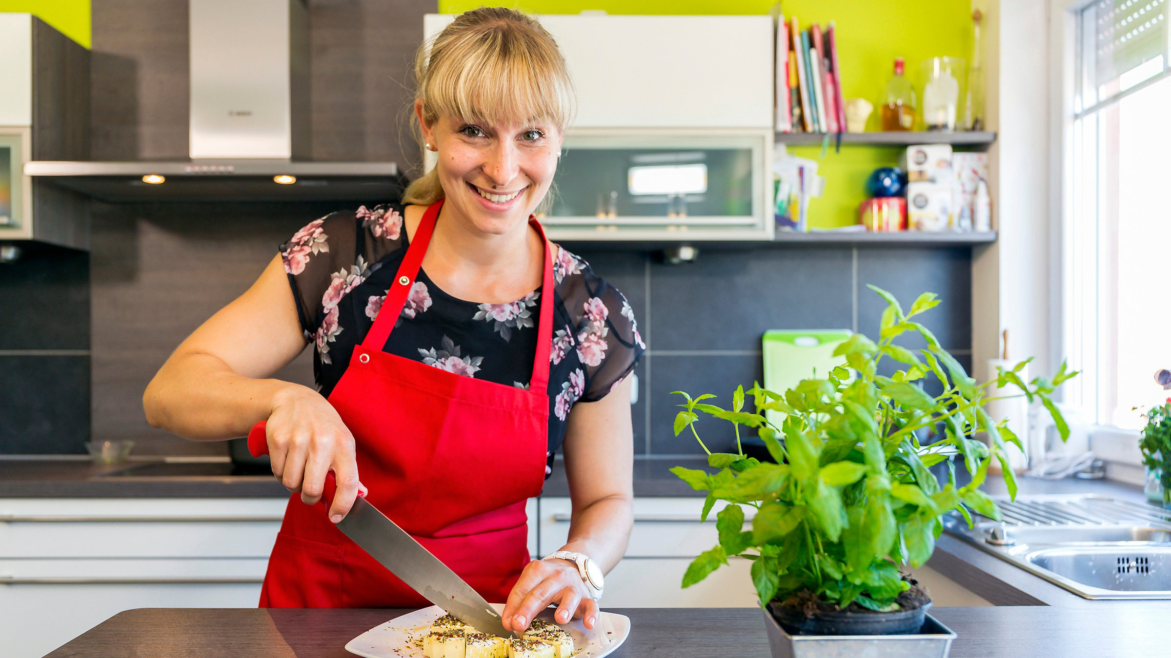 "Lecker aufs Land - eine kulinarische Reise - In den Saargau zu Silke Fuchsen": Silke Fuchsen in ihrer Küche bei den Vorbereitungen zu ihrem Menü