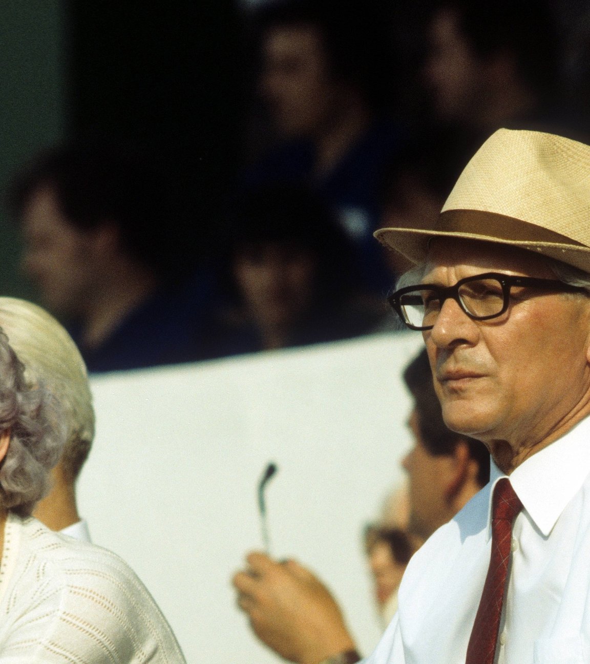 "ZDF-History Margot Honecker - Die wahre Geschichte": Margot und Erich Honecker sitzen neben Egon Krenz und schauen nach vorne. Hinter ihnen sind weitere Menschen zu sehen.