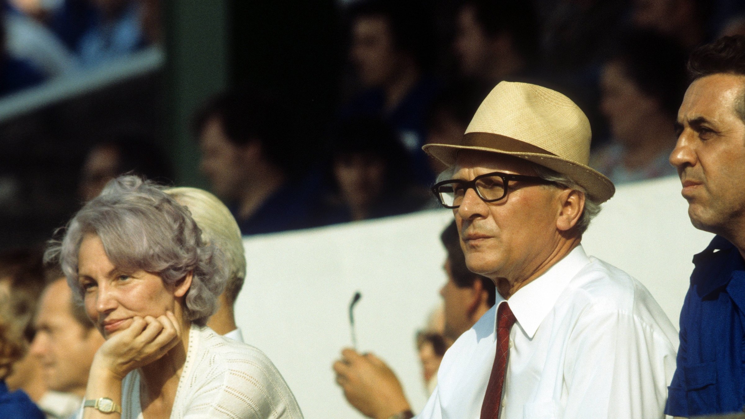 "ZDF-History Margot Honecker - Die wahre Geschichte": Margot und Erich Honecker sitzen neben Egon Krenz und schauen nach vorne. Hinter ihnen sind weitere Menschen zu sehen.