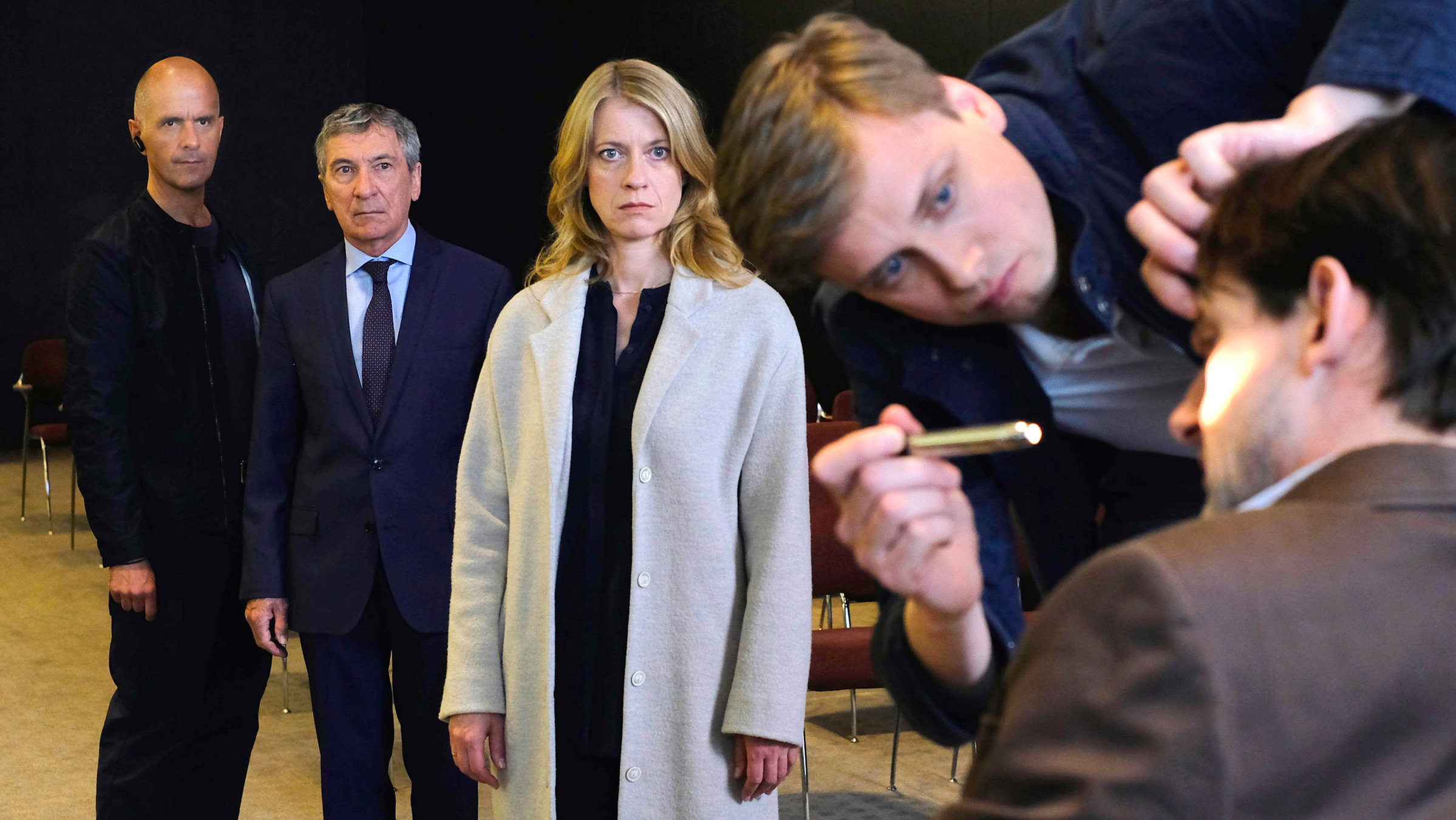 "Kalt ist die Angst": Michael (Christoph Maria Herbst), Peter Hagedorn (Rudolf Kowalski) und Claire (Caroline Peters) schauen zu, wie Dr. Bauer (Jannek Petri) den Tod von David (Hans-Werner Meyer) feststellt.