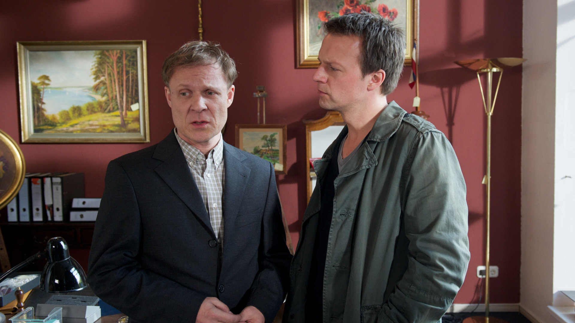 "SOKO Wismar - Die letzte Chance": Lorenz Stumpf (Helmut Zhuber) und Ermittler Sven Herzog (Michael Härle) stehen nebeneinander in einem edlen Büro und unterhalten sich.