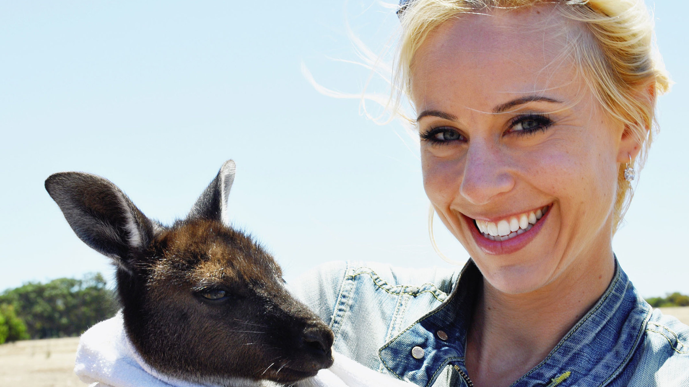 "unterwegs: Australien - Weite, Bumerangs und Kängurus": Moderatorin Nicole Berchtold mit dem verwaisten Känguru-Baby Ruby auf dem Arm.