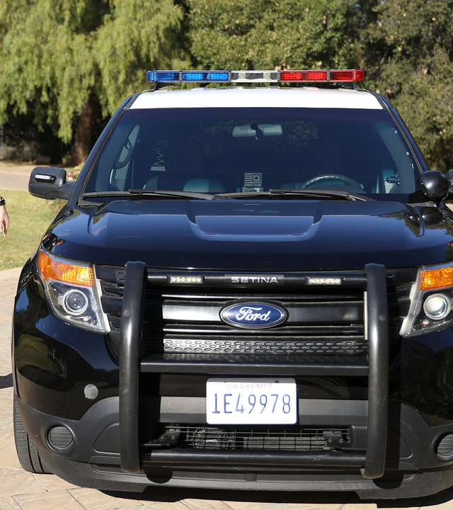 "The Rookie - Ein gefallener Stern": Nolan (Nathan Fillion) und Harper (Mekia Cox) laufen neben einem Streifenwagen her, der in einer Einfahrt geparkt ist.