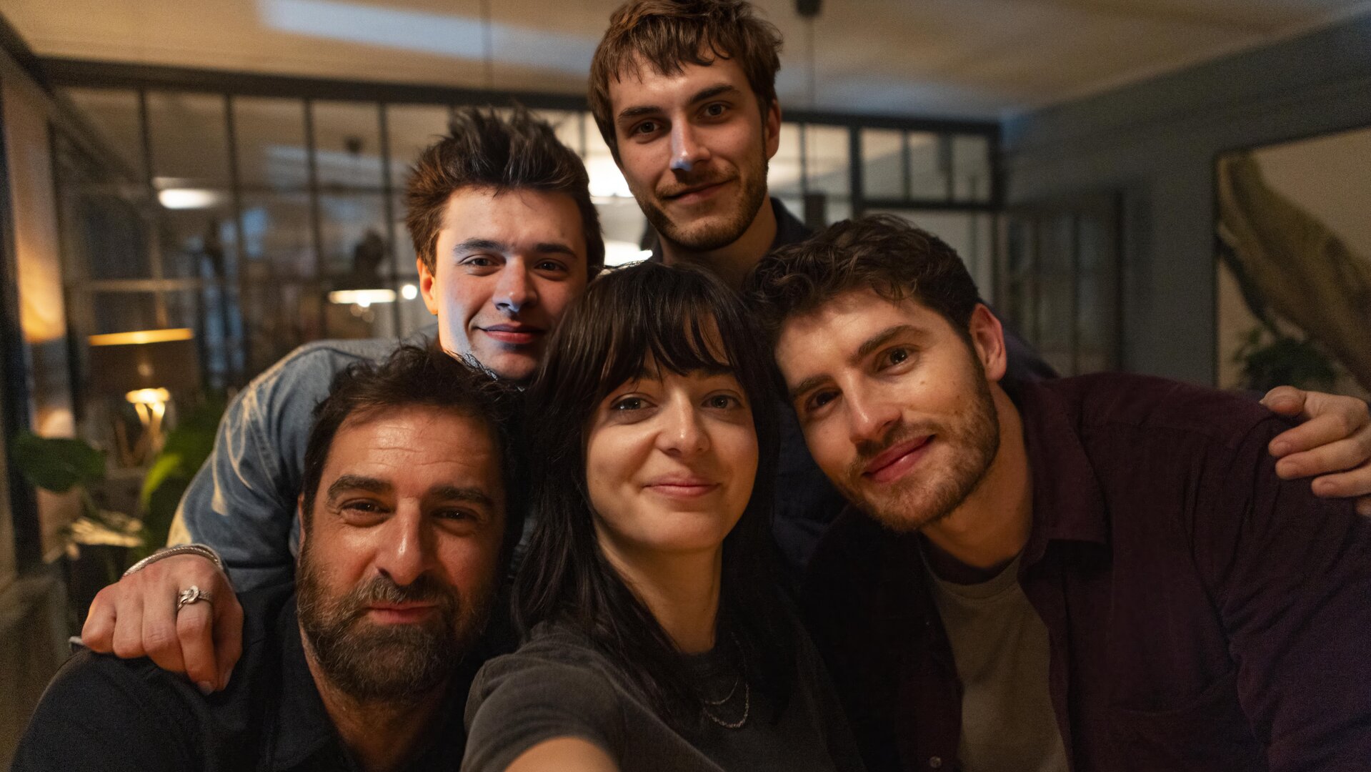 "The Kollective - Der Absturz": Etienne (Grégory Montel), Lucas (Gijs Blom), Delia (Céline Buckens), Aaron (Felix Mayr) und Joshua (Gregg Sulkin) stehen zusammen in einem Raum und posieren für ein Selfie.