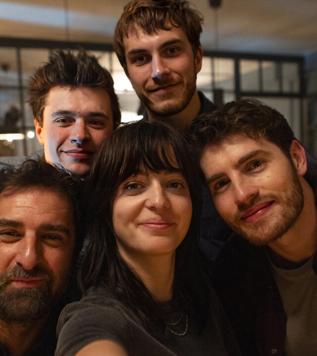 "The Kollective - Der Absturz": Etienne (Grégory Montel), Lucas (Gijs Blom), Delia (Céline Buckens), Aaron (Felix Mayr) und Joshua (Gregg Sulkin) stehen zusammen in einem Raum und posieren für ein Selfie.