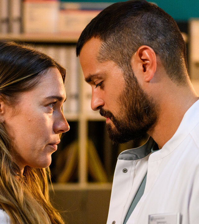 "Bettys Diagnose - Beziehungen und andere Katastrophen": Betty (Henrike Hahn) und Dr. Şahin (Nicolas Fethi Türksever) stehen sich nah gegenüber und schauen sich an.