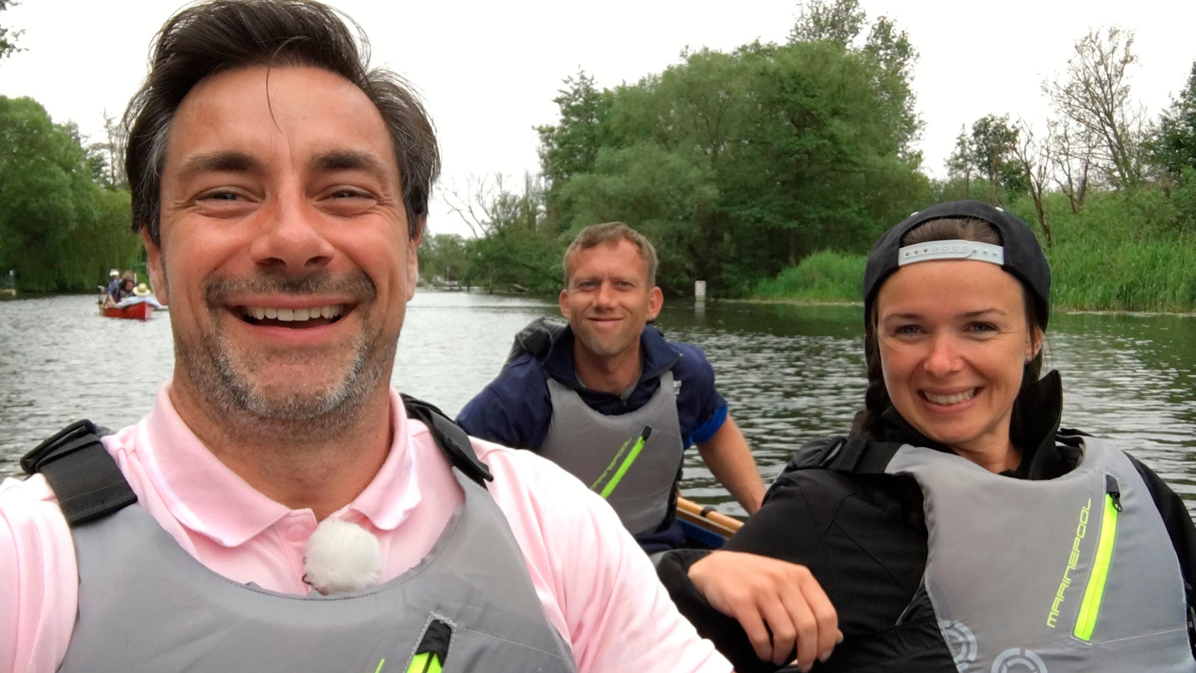 "Durch das wilde Mecklenburg": Moderator Marco Schreyl (l) und seine Reisebegleiter Nicky Herrmann und Steffi Hein (r) paddeln mit Faltbooten von Goldberg in der Mecklenburgischen Seenplatte bis zur Ostsee.