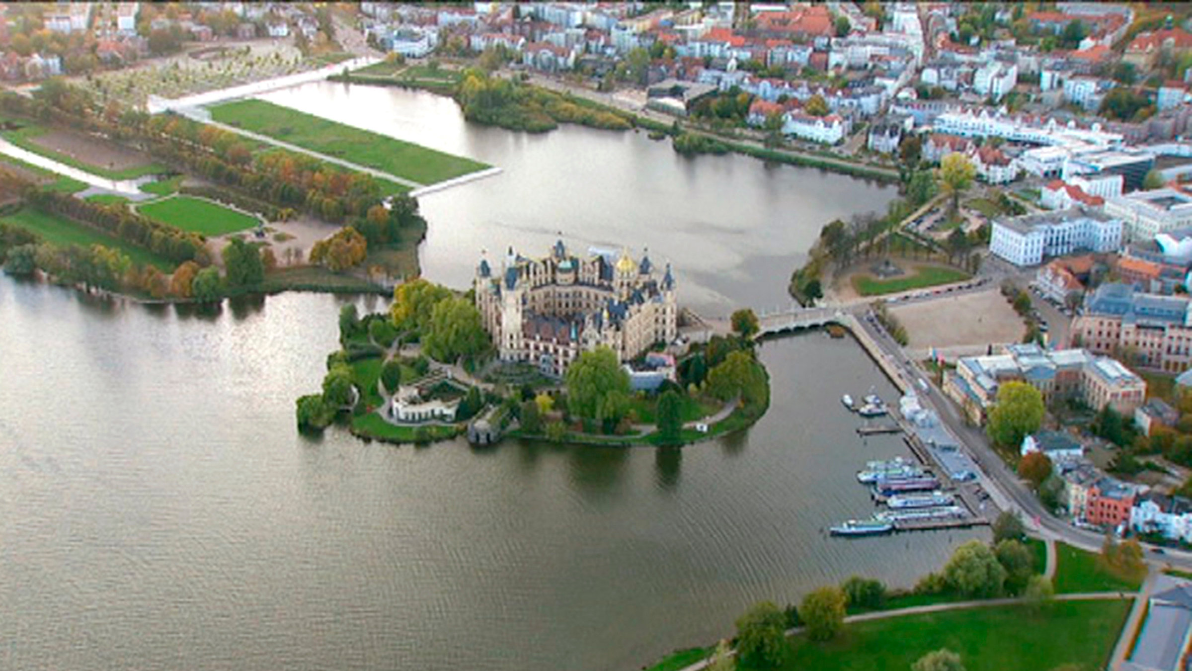 "Mecklenburg-Vorpommern von oben XXL": In Mecklenburg-Vorpommern ist der Himmel weiter als sonst. Das sieht man von der Erde aus am besten. Um zu zeigen, wie schön das nordöstlichste Bundesland tatsächlich ist, ist ein Filmteam des NDR in die Luft gegangen. Atemberaubende Bilder von Orten, die man zu kennen glaubt. - Schloss Schwerin – Ein Glanzpunkt im Herzen Mecklenburg-Vorpommerns.