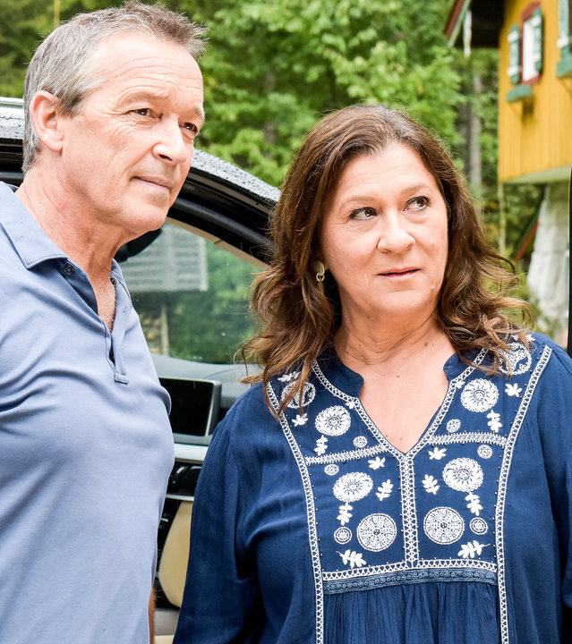 "Lena Lorenz - Geschwisterliebe (2)": Vor einer geöffneten Autotür stehen Eva Lorenz (Eva Mattes) und Vinz Huber (Michael Roll).
