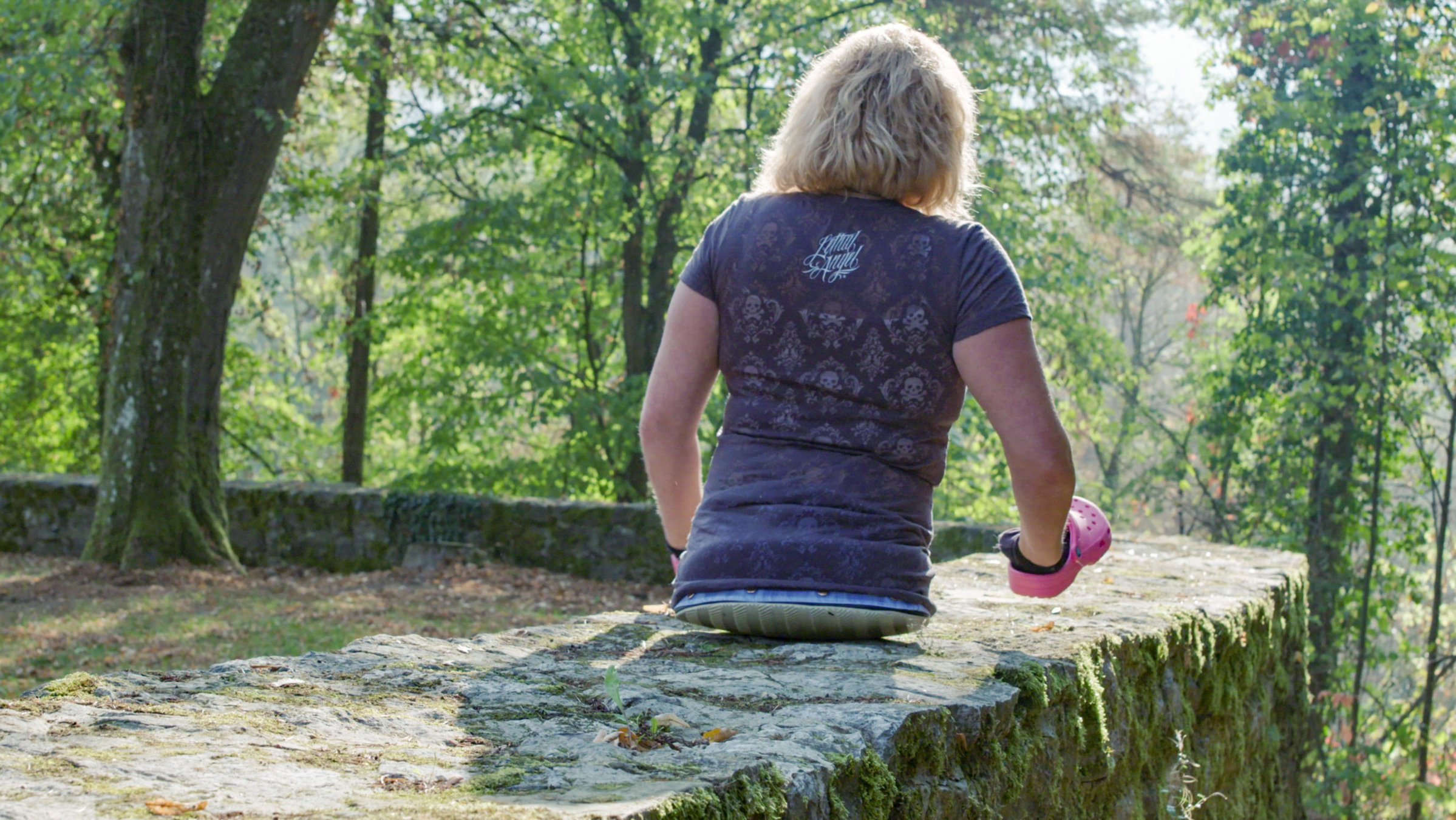 "Hiobs Botschaften. Von Widerstandskraft und Resilienz": Die deutsche Sachbuch-Autorin und zweifache Mutter Silke Naun-Bates. Silke ist acht Jahre alt, als sie bei einem Spaziergang von einem Güterzug überrollt wird und beide Beine verliert. Seitdem geht sie auf Händen durch die Welt. Doch ihre Behinderung erlebt sie nie als Hindernis, die größte Probe in ihrem Leben waren ihre intensiven Erfahrungen mit dem Tod.
