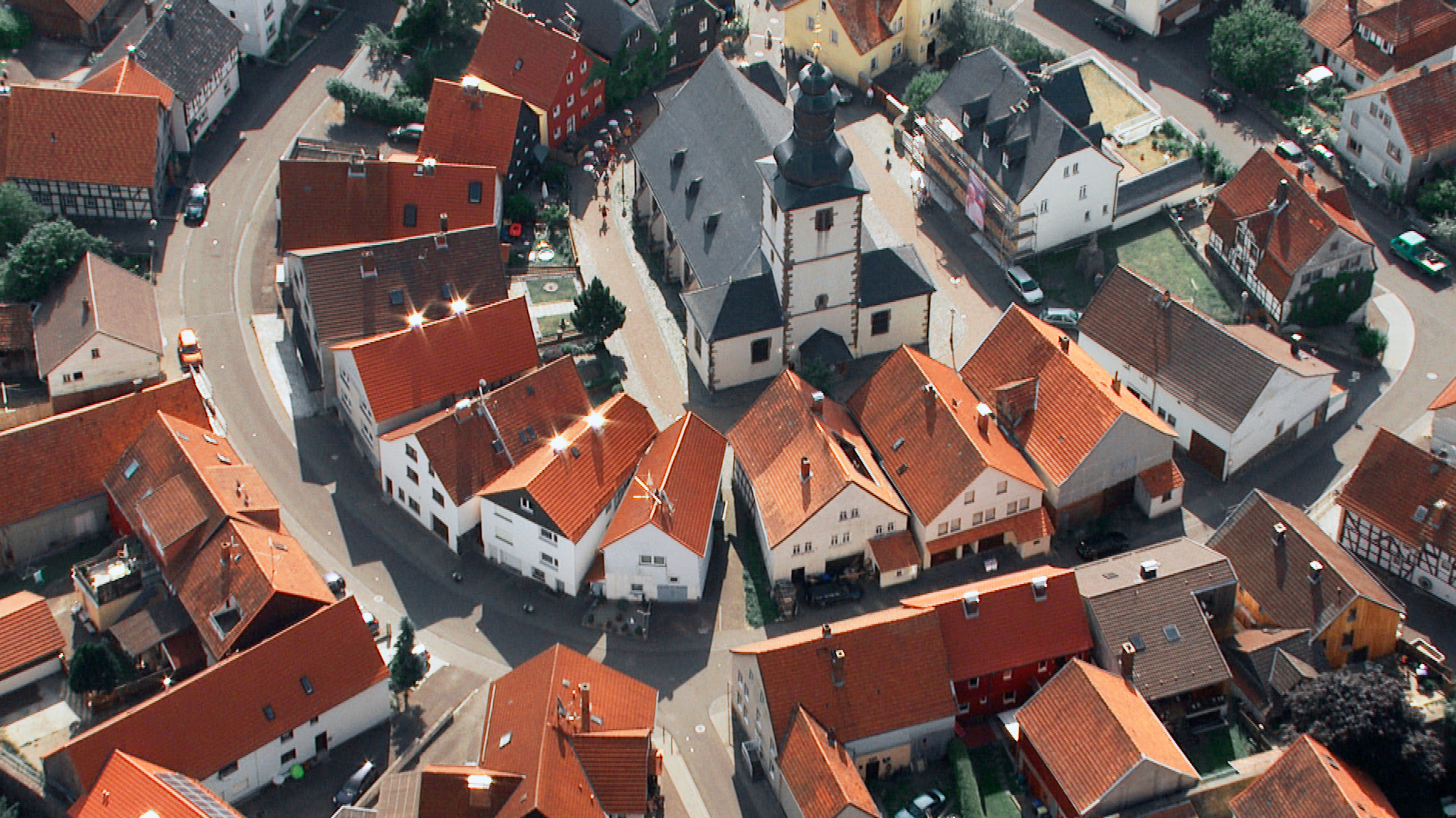 "Hessen von oben: Land der Wälder und Höhen - Der Süden": Blick auf Herbstein mit der Katholischen Kirche St. Jakobus.