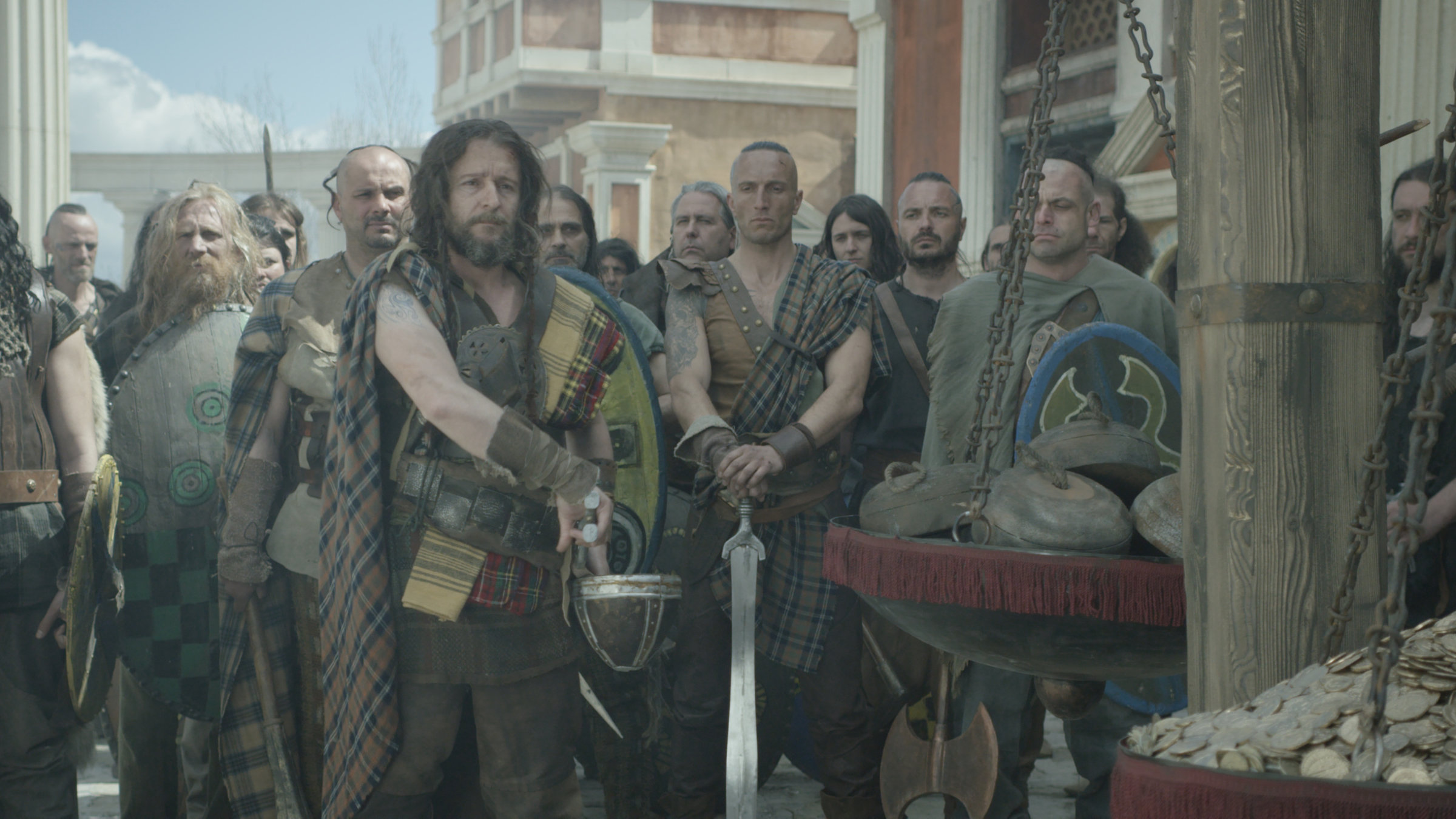 "Terra X: Die Kelten - Europas vergessene Macht": Spielszene: Keltenkrieger schauen beim Abwiegen ihres Lösegeldes zu.