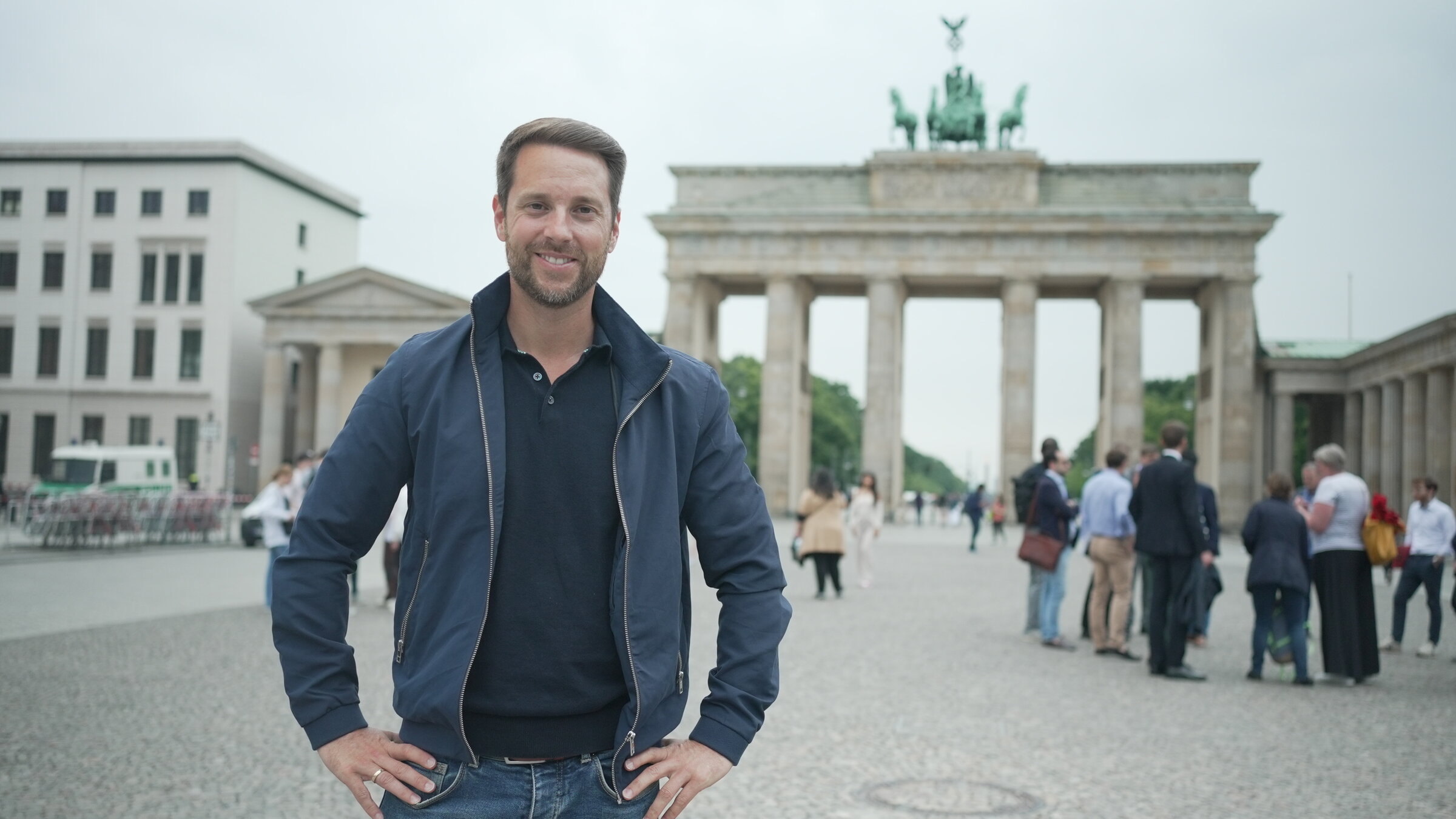 "Terra X: Zeitreise Heimat - Berlin": Mirko Drotschmann steht vorm Brandenburger Tor und lächelt in die Kamera.