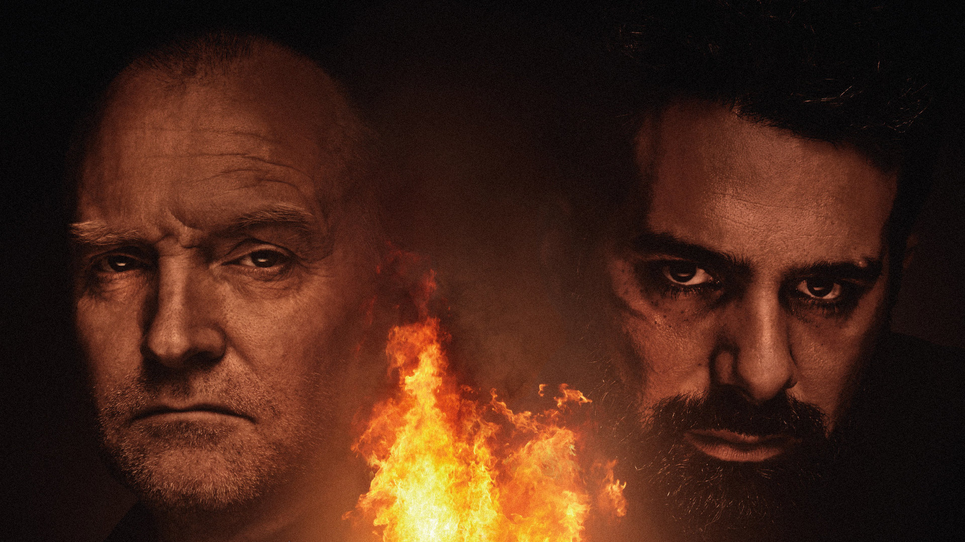 "Jussi Adler-Olsen: Erwartung": Carl Mørck (Ulrich Thomsen) und Assad (Zaki Youssef)  schauen bedrohlich in die Ferne.  In der Mitte der Plakatvorlage sieht man ein Krankenbett, auf dem ein Patient liegt, der lichterloh in Flammen aufgeht.