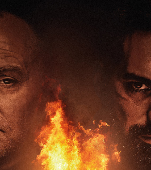 "Jussi Adler-Olsen: Erwartung": Carl Mørck (Ulrich Thomsen) und Assad (Zaki Youssef)  schauen bedrohlich in die Ferne.  In der Mitte der Plakatvorlage sieht man ein Krankenbett, auf dem ein Patient liegt, der lichterloh in Flammen aufgeht.