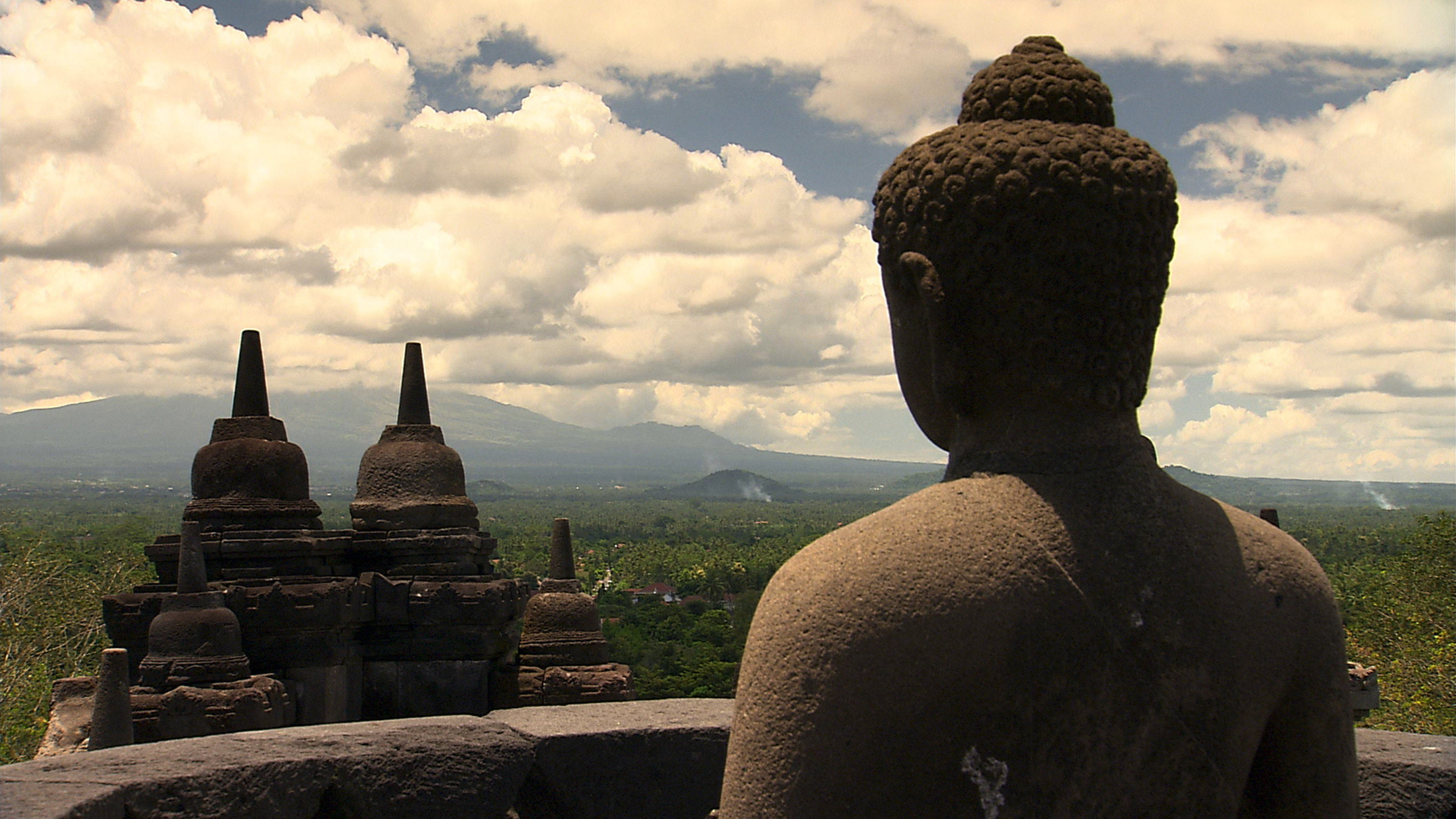 Mitten im indonesischen Dschungel findet sich die vielleicht längste Bildergeschichte der Welt - an der größten buddhistischen Tempelanlage der Welt in Borobodur. Über fast fünf Kilometer erstrecken sich die Reliefs an den Tempelwänden, die Szenen aus den Leben Buddhas und der Erbauer erzählen.