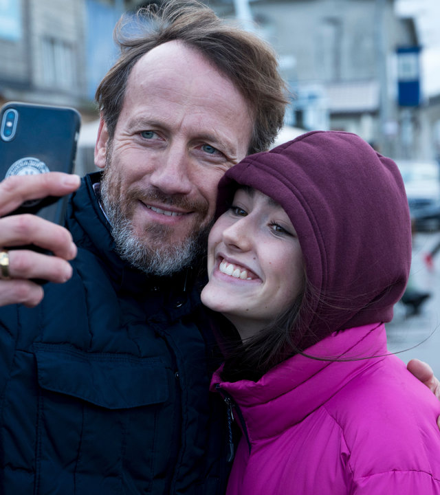 "Sløborn": Evelin (Emily Kusche) und ihr Vater (Wotan Wilke Möhring) machen am Hafen ein Selfie.