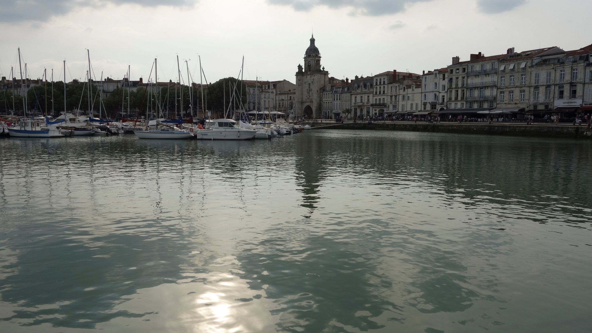 "mare TV:  La Rochelle - rauer Charme am Atlantik": Die Hafenstadt La Rochelle ist das Herz der Region âCharente-Maritime an der französischen Atlantikküste. Mittelalterliche Türme und Arkadengänge schmiegen sich um alte Hafenbecken, die heute vorwiegend von Segelyachten genutzt werden.