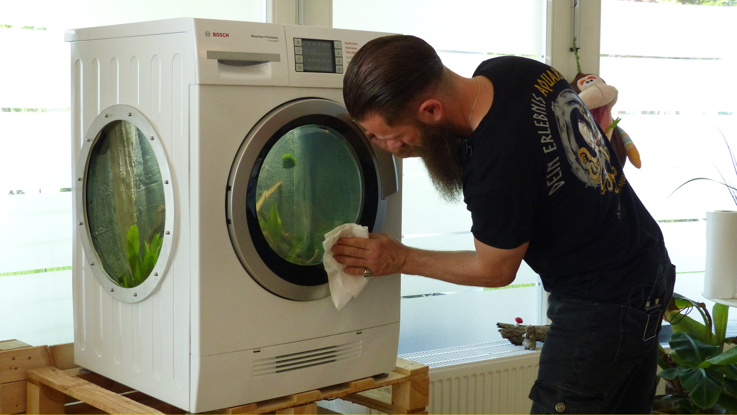 "Die Nordreportage - Guppys in der Waschmaschine": Das Wichtigste für Daniel Reincke sind zufriedene Kunden - penibel putzt er die Scheiben des Waschmaschinen-Aquariums vor der Übergabe an eine Kinderpflegestätte.