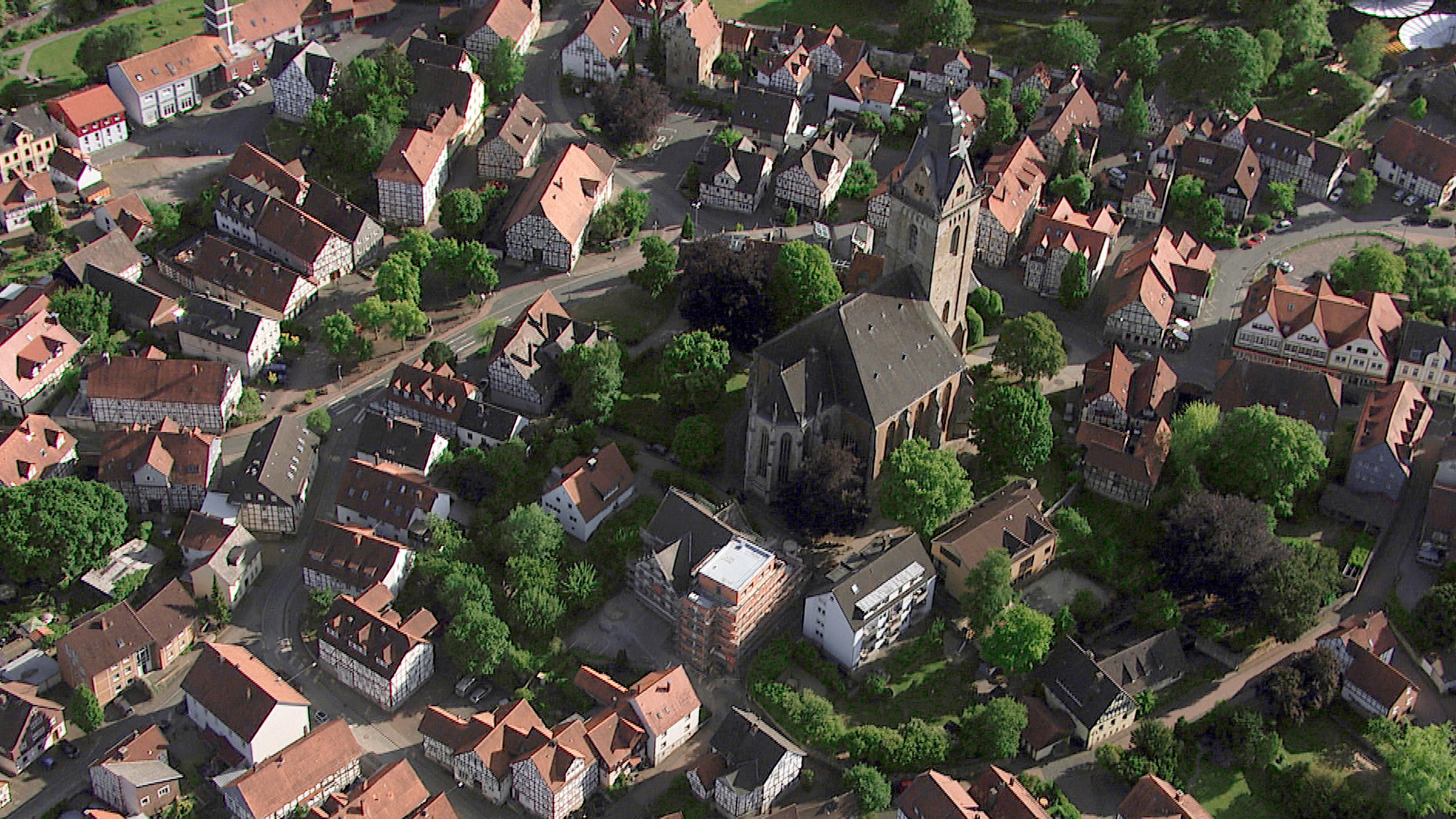 "Hessen von oben: Land der Wälder und Höhen - Der Norden": Blick auf Korbach; in der Mitte die Kilianskirche.
