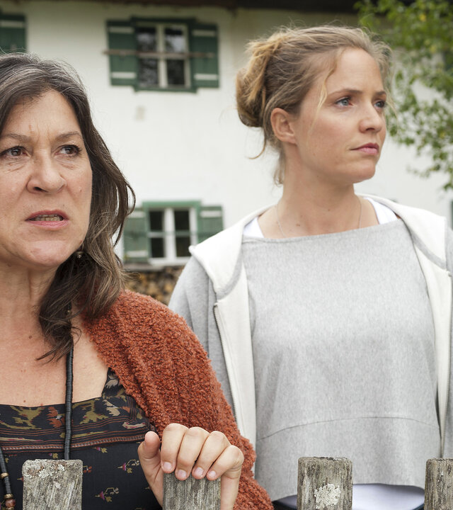 Lena Lorenz (Patricia Aulitzky, r.) und ihre Mutter Eva (Eva Mattes) liegen sich oft in den Haaren. Die Zukunft des Bauernhofes steht auf dem Spiel.